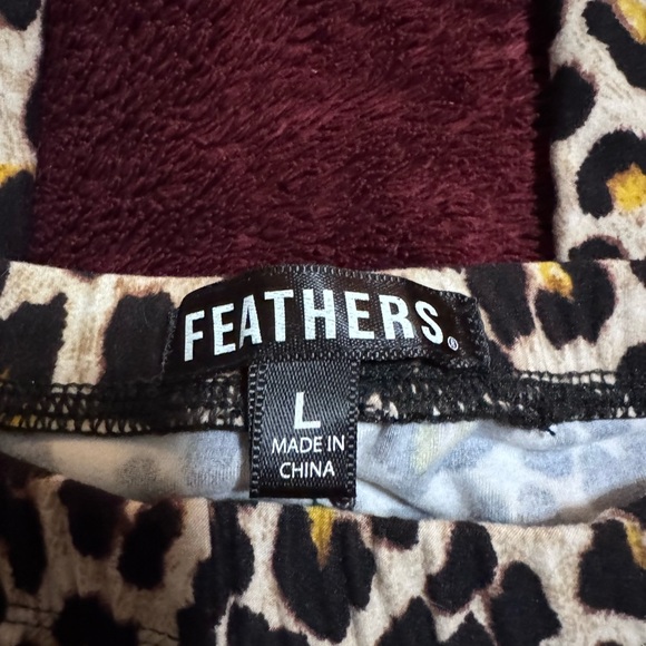 Women Feathers brand leopard 2 piece set. - Picture 2 of 7